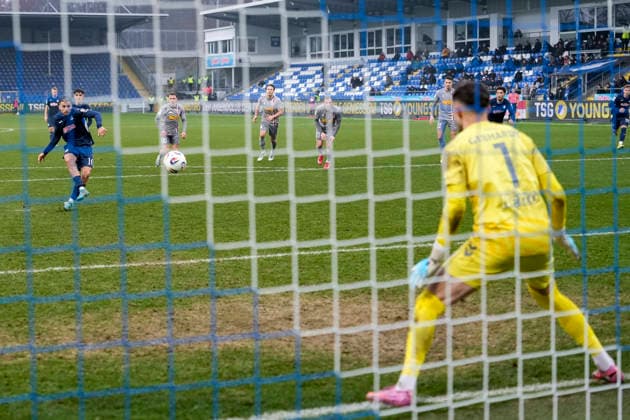 Torschütze Luka Djuric (Duric, TSG II, 10) erzielt per Elfmeter gegen Felix Gebhardt (Torwart, Regensburg, 1) das Tor zum 1:0, Treffer, Torerfolg, Highlight, Action, Aktion, Spielszene, 06.12.2025, Sinsheim (Deutschland), Fussball, 3. Liga, TSG 1899 Hoffenheim II - SSV Jahn Regensburg, DFB DFL REGULATIONS PROHIBIT ANY USE OF PHOTOGRAPHS AS IMAGE SEQUENCES AND OR QUASI-VIDEO.