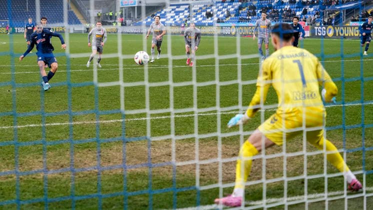 Torschütze Luka Djuric (Duric, TSG II, 10) erzielt per Elfmeter gegen Felix Gebhardt (Torwart, Regensburg, 1) das Tor zum 1:0, Treffer, Torerfolg, Highlight, Action, Aktion, Spielszene, 06.12.2025, Sinsheim (Deutschland), Fussball, 3. Liga, TSG 1899 Hoffenheim II - SSV Jahn Regensburg, DFB DFL REGULATIONS PROHIBIT ANY USE OF PHOTOGRAPHS AS IMAGE SEQUENCES AND OR QUASI-VIDEO.