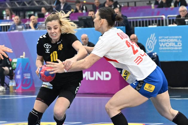 GER, Dortmund, 27th Wommen s World Championship, WM, Weltmeisterschaft 2025, Hauptrunde Main Round, Gruppe Group II, 3. Runde Round: Montenegro (MNE) vs. Serbien Serbia (SRB) 06.12.2025, Westfalenhalle, Dortmund, GER, Dortmund, 27th Wommen s World Championship 2025, Hauptrunde Main Round, Gruppe Group II, 3. Runde Round: Montenegro (MNE) vs. Serbien Serbia (SRB), im Bild: Matea PLETIKOSIÄÜ (MNE 10), im Zweikampf gegen Jovana Skrobić (SRB 24),