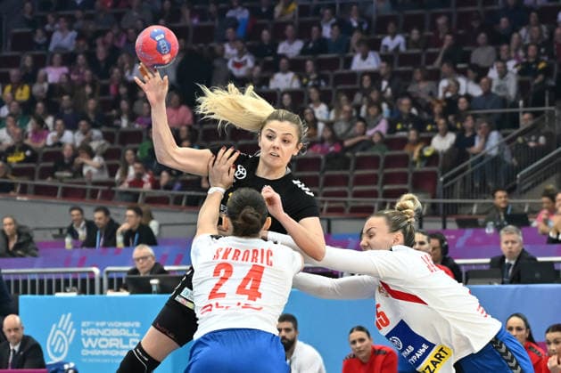 GER, Dortmund, 27th Wommen s World Championship, WM, Weltmeisterschaft 2025, Hauptrunde Main Round, Gruppe Group II, 3. Runde Round: Montenegro (MNE) vs. Serbien Serbia (SRB) 06.12.2025, Westfalenhalle, Dortmund, GER, Dortmund, 27th Wommen s World Championship 2025, Hauptrunde Main Round, Gruppe Group II, 3. Runde Round: Montenegro (MNE) vs. Serbien Serbia (SRB), im Bild: Matea PLETIKOSIÄÜ (MNE 10), im Zweikampf gegen Jovana Skrobić (SRB 24),