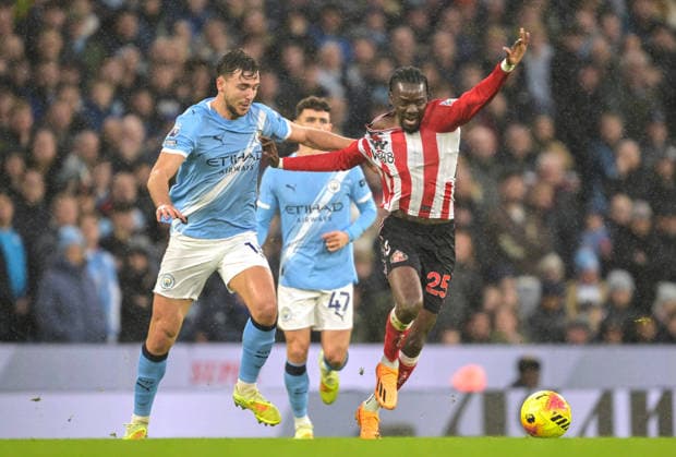Nico Gonzalez of Manchester City pulls back Bertrand Traorà of Sunderland Manchester City v Sunderland, Premier League, Football, Etihad Stadium, Manchester, UK - 06 Dec 2025Manchester Etihad Stadium United Kingdom EDITORIAL USE ONLY No use with unauthorised audio, video, data, fixture lists, club league logos or live services. Online in-match use limited to 120 images, no video emulation. No use in betting, games or single club league player publications. Copyright: xGreigxCowie Shutterstockx 16009223f