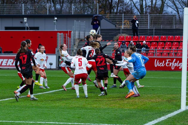 Kopfballduell im Strafraum Bayer 04 Leverkusen vs. RB Leipzig, Fußball, Frauen 1. Bundesliga, Google Pixel Frauen Bundesliga, 12. Spieltag, Saison 2025 2026, 06.12.2025 DFB REGULATIONS PROHIBIT ANY USE OF PHOTOGRAPHS AS IMAGE SEQUENCES AND OR QUASI-VIDEO, Bayer 04 Leverkusen vs. RB Leipzig, Fußball, Frauen Bundesliga, Google Pixel Frauen Bundesliga, 12. Spieltag, Saison 2025 2026, 06.12.2025 Leverkusen Copyright: xEibner-Pressefoto DamianxKruczynx EP_DKI