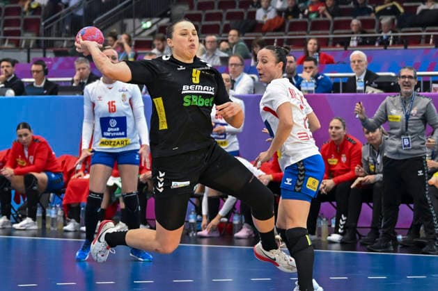 GER, Dortmund, 27th Wommen s World Championship, WM, Weltmeisterschaft 2025, Hauptrunde Main Round, Gruppe Group II, 3. Runde Round: Montenegro (MNE) vs. Serbien Serbia (SRB) 06.12.2025, Westfalenhalle, Dortmund, GER, Dortmund, 27th Wommen s World Championship 2025, Hauptrunde Main Round, Gruppe Group II, 3. Runde Round: Montenegro (MNE) vs. Serbien Serbia (SRB), im Bild: Durdina JAUKOVIÄÜ (MNE 9), frei vor dem Tor