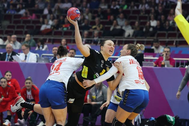 GER, Dortmund, 27th Wommen s World Championship, WM, Weltmeisterschaft 2025, Hauptrunde Main Round, Gruppe Group II, 3. Runde Round: Montenegro (MNE) vs. Serbien Serbia (SRB) 06.12.2025, Westfalenhalle, Dortmund, GER, Dortmund, 27th Wommen s World Championship 2025, Hauptrunde Main Round, Gruppe Group II, 3. Runde Round: Montenegro (MNE) vs. Serbien Serbia (SRB), im Bild: Durdina JAUKOVIÄÜ (MNE 9), im Zweikampf gegen Jovana Skrobić (SRB 24), AnÄ‘ela JanjuÅ¡ević (SRB 15),
