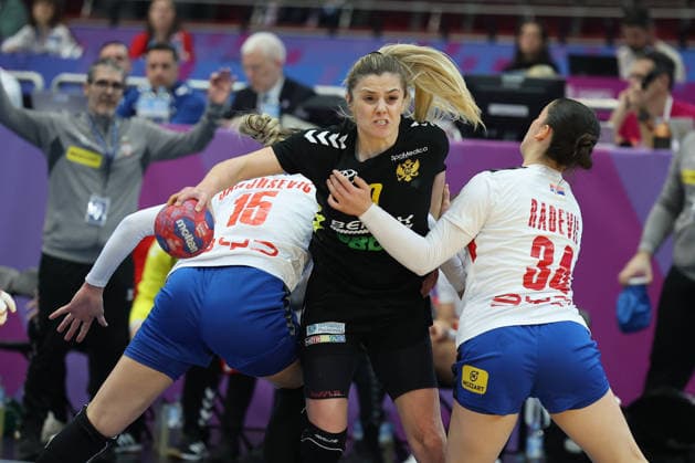 GER, Dortmund, 27th Wommen s World Championship, WM, Weltmeisterschaft 2025, Hauptrunde Main Round, Gruppe Group II, 3. Runde Round: Montenegro (MNE) vs. Serbien Serbia (SRB) 06.12.2025, Westfalenhalle, Dortmund, GER, Dortmund, 27th Wommen s World Championship 2025, Hauptrunde Main Round, Gruppe Group II, 3. Runde Round: Montenegro (MNE) vs. Serbien Serbia (SRB), im Bild: Matea PLETIKOSIÄÜ (MNE 10), im Zweikampf gegen AnÄ‘ela JanjuÅ¡ević (SRB 15), Dunja Radević (SRB 34),