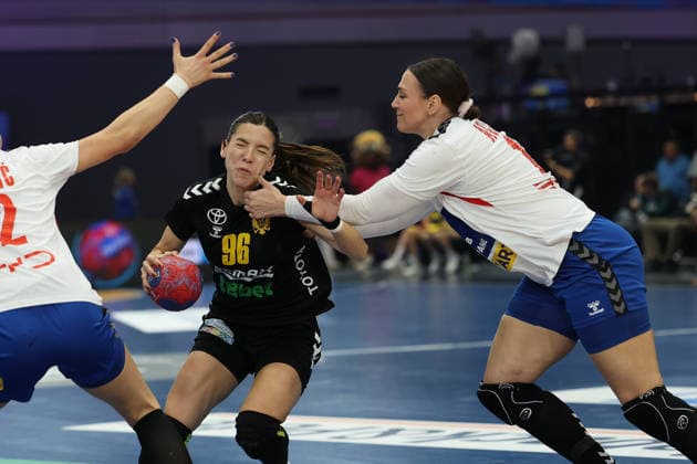 GER, Dortmund, 27th Wommen s World Championship, WM, Weltmeisterschaft 2025, Hauptrunde Main Round, Gruppe Group II, 3. Runde Round: Montenegro (MNE) vs. Serbien Serbia (SRB) 06.12.2025, Westfalenhalle, Dortmund, GER, Dortmund, 27th Wommen s World Championship 2025, Hauptrunde Main Round, Gruppe Group II, 3. Runde Round: Montenegro (MNE) vs. Serbien Serbia (SRB), im Bild: Itana GRBIÄÜ (MNE 96), im Zweikampf gegen Jelena Agbaba (SRB 13),