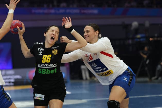 GER, Dortmund, 27th Wommen s World Championship, WM, Weltmeisterschaft 2025, Hauptrunde Main Round, Gruppe Group II, 3. Runde Round: Montenegro (MNE) vs. Serbien Serbia (SRB) 06.12.2025, Westfalenhalle, Dortmund, GER, Dortmund, 27th Wommen s World Championship 2025, Hauptrunde Main Round, Gruppe Group II, 3. Runde Round: Montenegro (MNE) vs. Serbien Serbia (SRB), im Bild: Itana GRBIÄÜ (MNE 96), im Zweikampf gegen Jelena Agbaba (SRB 13),