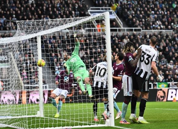 Bruno Guimaraes of Newcastle United scores their first goal from a corner kick Newcastle United v Burnley, Premier League, Football, St James Park, Newcastle, UK - 06 Dec 2025Newcastle St James Park United Kingdom EDITORIAL USE ONLY No use with unauthorised audio, video, data, fixture lists, club league logos or live services. Online in-match use limited to 120 images, no video emulation. No use in betting, games or single club league player publications. Copyright: xRichardxLee Shutterstockx 16009236ak
