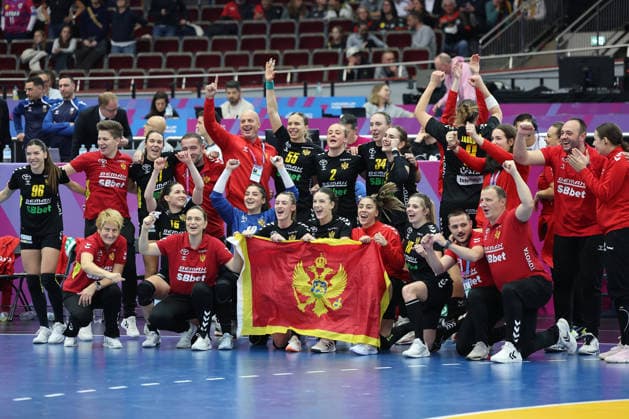 GER, Dortmund, 27th Wommen s World Championship, WM, Weltmeisterschaft 2025, Hauptrunde Main Round, Gruppe Group II, 3. Runde Round: Montenegro (MNE) vs. Serbien Serbia (SRB) 06.12.2025, Westfalenhalle, Dortmund, GER, Dortmund, 27th Wommen s World Championship 2025, Hauptrunde Main Round, Gruppe Group II, 3. Runde Round: Montenegro (MNE) vs. Serbien Serbia (SRB), im Bild: die Mannschaft und Betreuer von Montenegro freuen sich ueber den sensationellen Sieg und stellen sich zum Mannschaftsfoto auf
