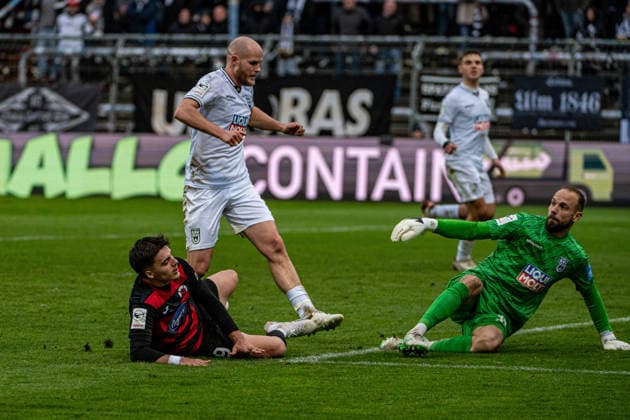 3. Fussball Bundesliga. Viktoria Köln - SSV Ulm 1846 Fußball, 17. Spieltag, am 06.12.2025 Leander Popp (Viktoria Köln, 29), Marcel Seegert (SSV Ulm 1846, 21), Christian Ortag (SSV Ulm 1846, 39), ; 3. Fussball Bundesliga. Viktoria Köln - SSV Ulm 1846 Fußball, 17. Spieltag, am 06.12.2025, Sportpark Höhenberg. DFB REGULATIONS PROHIBIT ANY USE OF PHOTOGRAPHS AS IMAGE SEQUENCES AND OR QUASI-VIDEO. Copyright: xBEAUTIFULxSPORTS Erlhofx