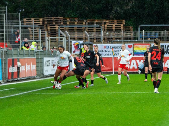 Lisa Baum (RB Leipzig Frauen, 11) im Zweikampf gegen Juliette Angele Vidal (Bayer 04 Leverkusen, 56) Bayer 04 Leverkusen vs. RB Leipzig, Fußball, Frauen 1. Bundesliga, Google Pixel Frauen Bundesliga, 12. Spieltag, Saison 2025 2026, 06.12.2025 DFB REGULATIONS PROHIBIT ANY USE OF PHOTOGRAPHS AS IMAGE SEQUENCES AND OR QUASI-VIDEO, Bayer 04 Leverkusen vs. RB Leipzig, Fußball, Frauen Bundesliga, Google Pixel Frauen Bundesliga, 12. Spieltag, Saison 2025 2026, 06.12.2025 Leverkusen Copyright: xEibner-Pressefoto DamianxKruczynx EP_DKI