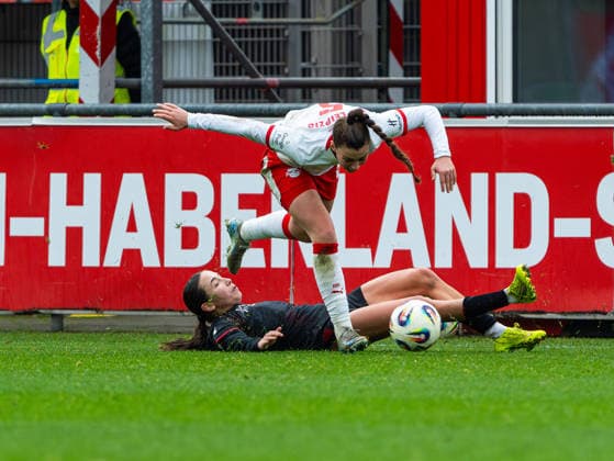 Loreen Bender (Bayer 04 Leverkusen, 19) graetscht in Julia Magerl (RB Leipzig Frauen, 05) Bayer 04 Leverkusen vs. RB Leipzig, Fußball, Frauen 1. Bundesliga, Google Pixel Frauen Bundesliga, 12. Spieltag, Saison 2025 2026, 06.12.2025 DFB REGULATIONS PROHIBIT ANY USE OF PHOTOGRAPHS AS IMAGE SEQUENCES AND OR QUASI-VIDEO, Bayer 04 Leverkusen vs. RB Leipzig, Fußball, Frauen Bundesliga, Google Pixel Frauen Bundesliga, 12. Spieltag, Saison 2025 2026, 06.12.2025 Leverkusen Copyright: xEibner-Pressefoto DamianxKruczynx EP_DKI