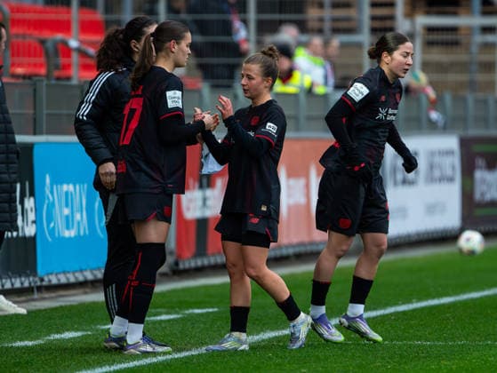 Kristin Koegel (Bayer 04 Leverkusen, 11) wird gegen Valentina Maedl (Bayer 04 Leverkusen, 17) ausgewechselt Bayer 04 Leverkusen vs. RB Leipzig, Fußball, Frauen 1. Bundesliga, Google Pixel Frauen Bundesliga, 12. Spieltag, Saison 2025 2026, 06.12.2025 DFB REGULATIONS PROHIBIT ANY USE OF PHOTOGRAPHS AS IMAGE SEQUENCES AND OR QUASI-VIDEO, Bayer 04 Leverkusen vs. RB Leipzig, Fußball, Frauen Bundesliga, Google Pixel Frauen Bundesliga, 12. Spieltag, Saison 2025 2026, 06.12.2025 Leverkusen Copyright: xEibner-Pressefoto DamianxKruczynx EP_DKI