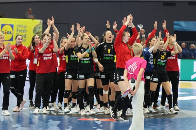 GER, Dortmund, 27th Wommen s World Championship, WM, Weltmeisterschaft 2025, Hauptrunde Main Round, Gruppe Group II, 3. Runde Round: Montenegro (MNE) vs. Serbien Serbia (SRB) 06.12.2025, Westfalenhalle, Dortmund, GER, Dortmund, 27th Wommen s World Championship 2025, Hauptrunde Main Round, Gruppe Group II, 3. Runde Round: Montenegro (MNE) vs. Serbien Serbia (SRB), im Bild: Fans Montenegro