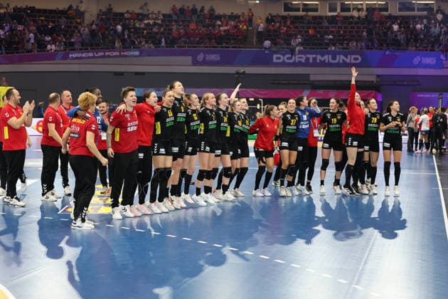 GER, Dortmund, 27th Wommen s World Championship, WM, Weltmeisterschaft 2025, Hauptrunde Main Round, Gruppe Group II, 3. Runde Round: Montenegro (MNE) vs. Serbien Serbia (SRB) 06.12.2025, Westfalenhalle, Dortmund, GER, Dortmund, 27th Wommen s World Championship 2025, Hauptrunde Main Round, Gruppe Group II, 3. Runde Round: Montenegro (MNE) vs. Serbien Serbia (SRB), im Bild: Montenegro verabschiedet sich von den Fans