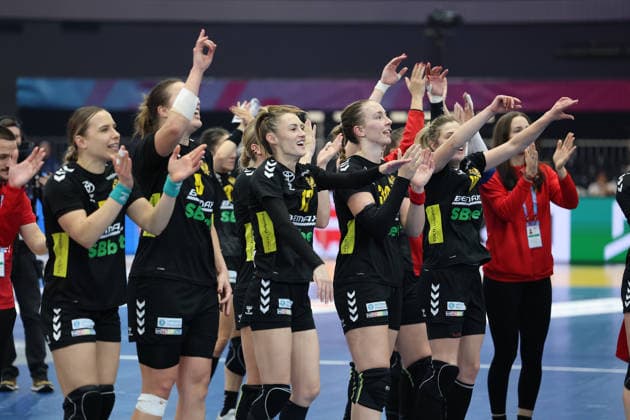 GER, Dortmund, 27th Wommen s World Championship, WM, Weltmeisterschaft 2025, Hauptrunde Main Round, Gruppe Group II, 3. Runde Round: Montenegro (MNE) vs. Serbien Serbia (SRB) 06.12.2025, Westfalenhalle, Dortmund, GER, Dortmund, 27th Wommen s World Championship 2025, Hauptrunde Main Round, Gruppe Group II, 3. Runde Round: Montenegro (MNE) vs. Serbien Serbia (SRB), im Bild: Montenegro verabschiedet sich von den Fans