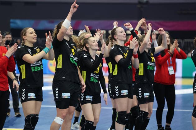 GER, Dortmund, 27th Wommen s World Championship, WM, Weltmeisterschaft 2025, Hauptrunde Main Round, Gruppe Group II, 3. Runde Round: Montenegro (MNE) vs. Serbien Serbia (SRB) 06.12.2025, Westfalenhalle, Dortmund, GER, Dortmund, 27th Wommen s World Championship 2025, Hauptrunde Main Round, Gruppe Group II, 3. Runde Round: Montenegro (MNE) vs. Serbien Serbia (SRB), im Bild: Montenegro verabschiedet sich von den Fans