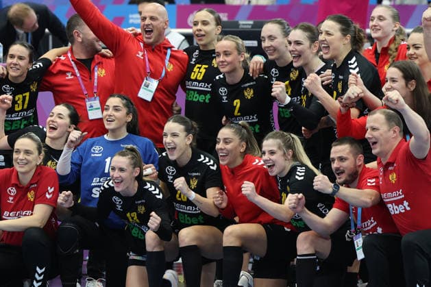 GER, Dortmund, 27th Wommen s World Championship, WM, Weltmeisterschaft 2025, Hauptrunde Main Round, Gruppe Group II, 3. Runde Round: Montenegro (MNE) vs. Serbien Serbia (SRB) 06.12.2025, Westfalenhalle, Dortmund, GER, Dortmund, 27th Wommen s World Championship 2025, Hauptrunde Main Round, Gruppe Group II, 3. Runde Round: Montenegro (MNE) vs. Serbien Serbia (SRB), im Bild: die Mannschaft und Betreuer von Montenegro freuen sich ueber den sensationellen Sieg