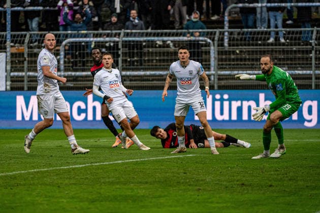 3. Fussball Bundesliga. Viktoria Köln - SSV Ulm 1846 Fußball, 17. Spieltag, am 06.12.2025 Marcel Seegert (SSV Ulm 1846, 21), Max Scholze (SSV Ulm 1846, 28), Leander Popp (Viktoria Köln, 29), Niklas Kölle (SSV Ulm 1846, 32), Jan Boller (SSV Ulm 1846, 34), ; 3. Fussball Bundesliga. Viktoria Köln - SSV Ulm 1846 Fußball, 17. Spieltag, am 06.12.2025, Sportpark Höhenberg. DFB REGULATIONS PROHIBIT ANY USE OF PHOTOGRAPHS AS IMAGE SEQUENCES AND OR QUASI-VIDEO. Copyright: xBEAUTIFULxSPORTS Erlhofx