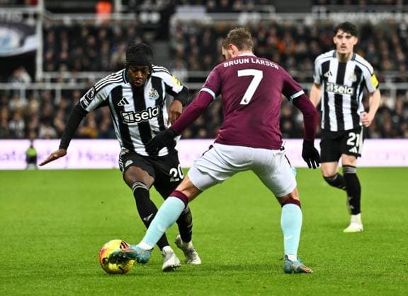 Anthony Elanga of Newcastle United (left) Newcastle United v Burnley, Premier League, Football, St James Park, Newcastle, UK - 06 Dec 2025Newcastle St James Park United Kingdom EDITORIAL USE ONLY No use with unauthorised audio, video, data, fixture lists, club league logos or live services. Online in-match use limited to 120 images, no video emulation. No use in betting, games or single club league player publications. Copyright: xRichardxLee Shutterstockx 16009236bm