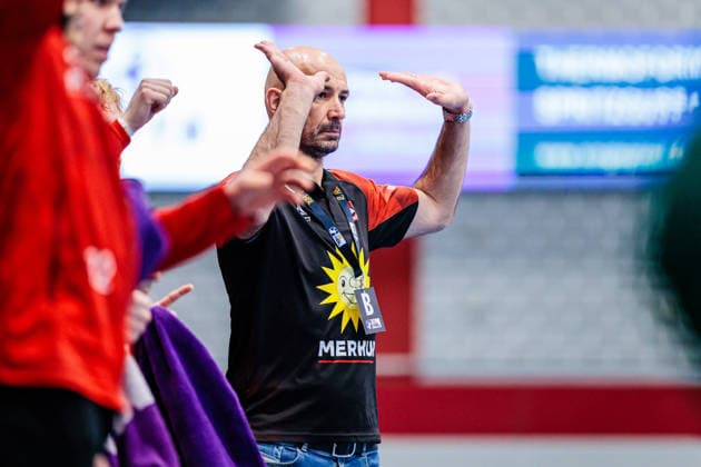 Davor Dominikovic (TuS N-Luebbecke, Trainer) gestikuliert GER, TuS N-Luebbecke vs. VfL Eintracht Hagen, Handball, 2. Bundesliga, 14. Spieltag, Spielzeit 2025 2026, 06.12.2025 GER, TuS N-Luebbecke vs. VfL Eintracht Hagen, Handball, 2. Bundesliga, 14. Spieltag, Spielzeit 2025 2026, 06.12.2025 Luebbecke Copyright: xEibner-Pressefoto JanxRollingerx EP_JSK
