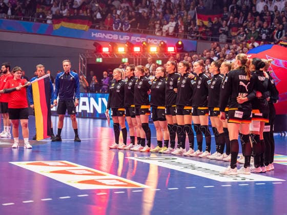 Die deutsche Nationalmannschaft bei der Nationalhymne, Spanien vs. Deutschland, Handball, Weltmeisterschaft, Frauen, Spielzeit 2025 2026, 06.12.2025, Spanien vs. Deutschland, Handball, Weltmeisterschaft, Frauen, Spielzeit 2025 2026, 06.12.2025 Dortmund Copyright: xEibner-Pressefoto MichaelxSchmidx EP_MST