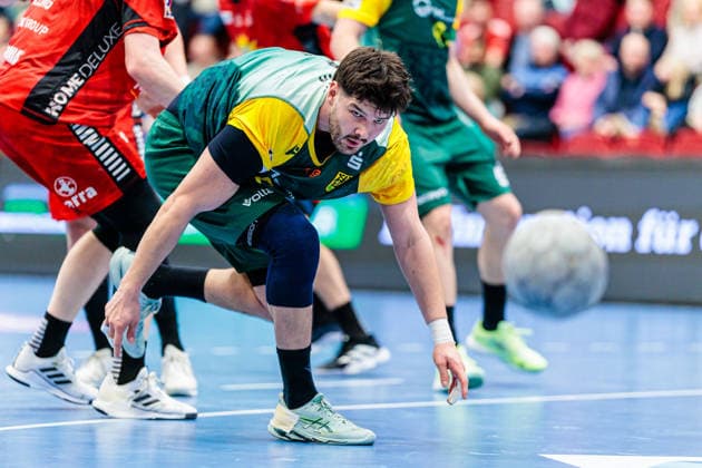 Philip Jungemann (VfL Eintracht Hagen, 25) schaut einem verlorenen Ball hinterher GER, TuS N-Luebbecke vs. VfL Eintracht Hagen, Handball, 2. Bundesliga, 14. Spieltag, Spielzeit 2025 2026, 06.12.2025 GER, TuS N-Luebbecke vs. VfL Eintracht Hagen, Handball, 2. Bundesliga, 14. Spieltag, Spielzeit 2025 2026, 06.12.2025 Luebbecke Copyright: xEibner-Pressefoto JanxRollingerx EP_JSK