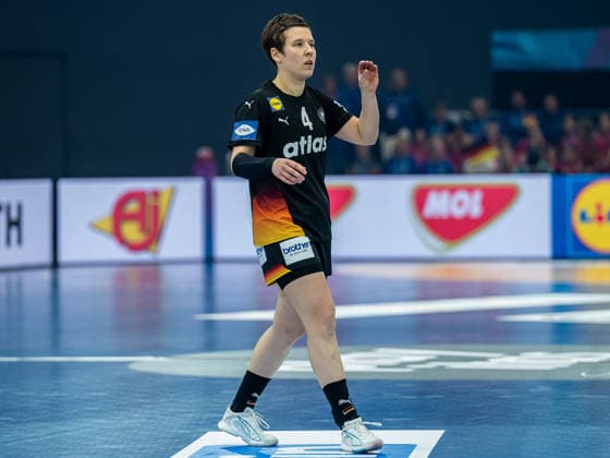 Alina Grijseels (Deutschland, 04) zeigt den Spielzug an, Spanien vs. Deutschland, Handball, Weltmeisterschaft, Frauen, Spielzeit 2025 2026, 06.12.2025, Spanien vs. Deutschland, Handball, Weltmeisterschaft, Frauen, Spielzeit 2025 2026, 06.12.2025 Dortmund Copyright: xEibner-Pressefoto MichaelxSchmidx EP_MST