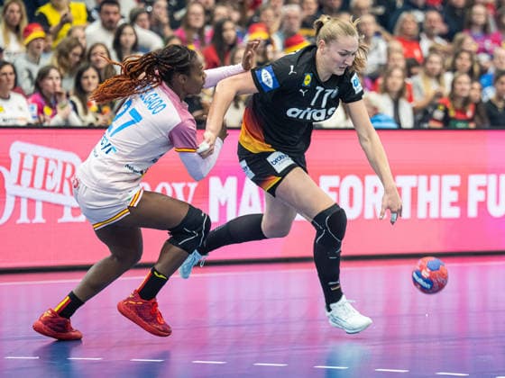 Viola Leuchter (Deutschland, 77) im Zweikampf mit Danila Patricia So Delgado-Pinto (Spanien, 27), Spanien vs. Deutschland, Handball, Weltmeisterschaft, Frauen, Spielzeit 2025 2026, 06.12.2025, Spanien vs. Deutschland, Handball, Weltmeisterschaft, Frauen, Spielzeit 2025 2026, 06.12.2025 Dortmund Copyright: xEibner-Pressefoto MichaelxSchmidx EP_MST
