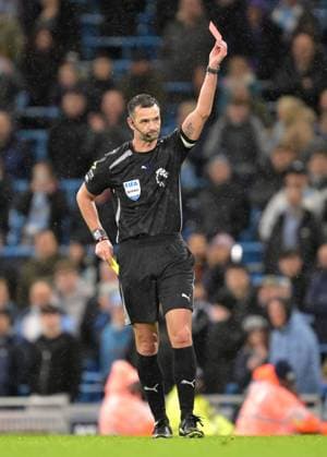 Referee Andy Madley shows a Luke O Nien of Sunderland a red card Manchester City v Sunderland, Premier League, Football, Etihad Stadium, Manchester, UK - 06 Dec 2025Manchester Etihad Stadium United Kingdom EDITORIAL USE ONLY No use with unauthorised audio, video, data, fixture lists, club league logos or live services. Online in-match use limited to 120 images, no video emulation. No use in betting, games or single club league player publications. Copyright: xGreigxCowie Shutterstockx 16009223ab