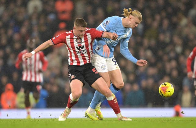 Daniel Ballard of Sunderland and Erling Haland of Manchester City Manchester City v Sunderland, Premier League, Football, Etihad Stadium, Manchester, UK - 06 Dec 2025Manchester Etihad Stadium United Kingdom EDITORIAL USE ONLY No use with unauthorised audio, video, data, fixture lists, club league logos or live services. Online in-match use limited to 120 images, no video emulation. No use in betting, games or single club league player publications. Copyright: xGreigxCowie Shutterstockx 16009223ai