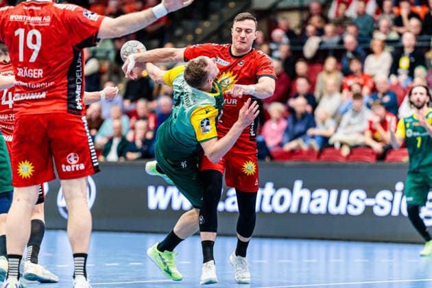 v.l. Jan von Boenigk (VfL Eintracht Hagen, 95), Jo Gerrit Genz (TuS N-Luebbecke, 02) GER, TuS N-Luebbecke vs. VfL Eintracht Hagen, Handball, 2. Bundesliga, 14. Spieltag, Spielzeit 2025 2026, 06.12.2025 GER, TuS N-Luebbecke vs. VfL Eintracht Hagen, Handball, 2. Bundesliga, 14. Spieltag, Spielzeit 2025 2026, 06.12.2025 Luebbecke Copyright: xEibner-Pressefoto JanxRollingerx EP_JSK