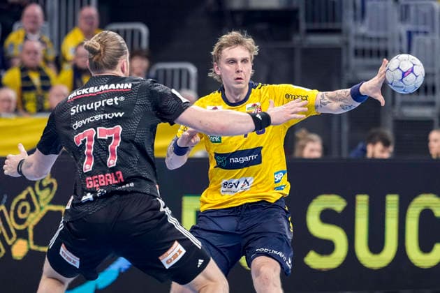 v.li.: Maciej Gebala (HCE, 77), Edwin Aspenbäck (RNL, 78), Zweikampf, Spielszene, Duell, duel, tackle, tackling, Dynamik, Action, Aktion, 06.12.2025, Mannheim (Deutschland), Handball, Bundesliga, Rhein-Neckar Löwen - HC Erlangen
