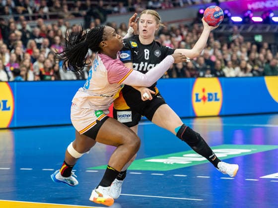 Nina Engel (Deutschland, 08) im Zweikampf, Spanien vs. Deutschland, Handball, Weltmeisterschaft, Frauen, Spielzeit 2025 2026, 06.12.2025, Spanien vs. Deutschland, Handball, Weltmeisterschaft, Frauen, Spielzeit 2025 2026, 06.12.2025 Dortmund Copyright: xEibner-Pressefoto MichaelxSchmidx EP_MST