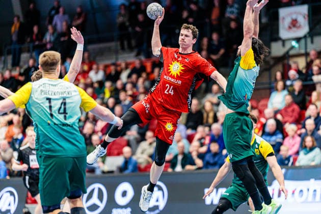 v.l. Niclas Pieczkowski (VfL Eintracht Hagen, 14), Sven Wesseling (TuS N-Luebbecke, 24), Pouya Norouzi (VfL Eintracht Hagen, 07) GER, TuS N-Luebbecke vs. VfL Eintracht Hagen, Handball, 2. Bundesliga, 14. Spieltag, Spielzeit 2025 2026, 06.12.2025 GER, TuS N-Luebbecke vs. VfL Eintracht Hagen, Handball, 2. Bundesliga, 14. Spieltag, Spielzeit 2025 2026, 06.12.2025 Luebbecke Copyright: xEibner-Pressefoto JanxRollingerx EP_JSK