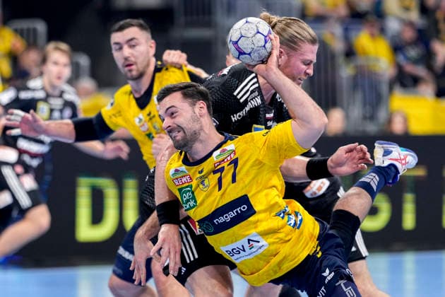 v.li.: Dani Baijens (RNL, 77), Maciej Gebala (HCE, 77), Zweikampf, Spielszene, Duell, duel, tackle, tackling, Dynamik, Action, Aktion, 06.12.2025, Mannheim (Deutschland), Handball, Bundesliga, Rhein-Neckar Löwen - HC Erlangen
