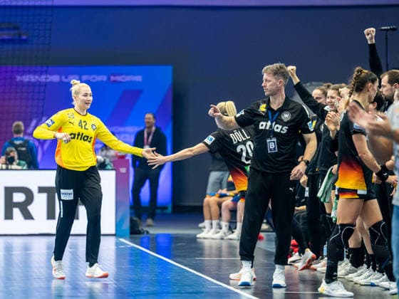 Katharina Filter (Deutschland, 42) klatscht mit Antje Doell (Deutschland, 29) ab, Spanien vs. Deutschland, Handball, Weltmeisterschaft, Frauen, Spielzeit 2025 2026, 06.12.2025, Spanien vs. Deutschland, Handball, Weltmeisterschaft, Frauen, Spielzeit 2025 2026, 06.12.2025 Dortmund Copyright: xEibner-Pressefoto MichaelxSchmidx EP_MST