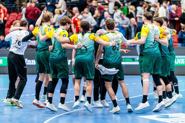 Die Mannschaft von VfL Eintracht Hagen jubelt freut sich nach 21:28 Sieg GER, TuS N-Luebbecke vs. VfL Eintracht Hagen, Handball, 2. Bundesliga, 14. Spieltag, Spielzeit 2025 2026, 06.12.2025 GER, TuS N-Luebbecke vs. VfL Eintracht Hagen, Handball, 2. Bundesliga, 14. Spieltag, Spielzeit 2025 2026, 06.12.2025 Luebbecke Copyright: xEibner-Pressefoto JanxRollingerx EP_JSK