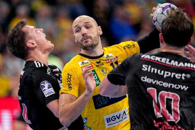 v.li.: Christoph Steinert (HCE, 44), Lukas Sandell (RNL, 11), Florian Scheerer (HCE, 10), Zweikampf, Spielszene, Duell, duel, tackle, tackling, Dynamik, Action, Aktion, 06.12.2025, Mannheim (Deutschland), Handball, Bundesliga, Rhein-Neckar Löwen - HC Erlangen