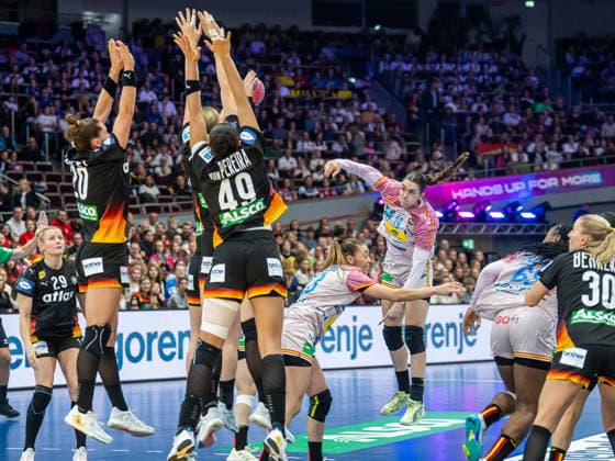 Ester Somaza Bosch (Spanien, 19) bleibt beim Freiwurf in der deutschen mauer haengen, Spanien vs. Deutschland, Handball, Weltmeisterschaft, Frauen, Spielzeit 2025 2026, 06.12.2025, Spanien vs. Deutschland, Handball, Weltmeisterschaft, Frauen, Spielzeit 2025 2026, 06.12.2025 Dortmund Copyright: xEibner-Pressefoto MichaelxSchmidx EP_MST