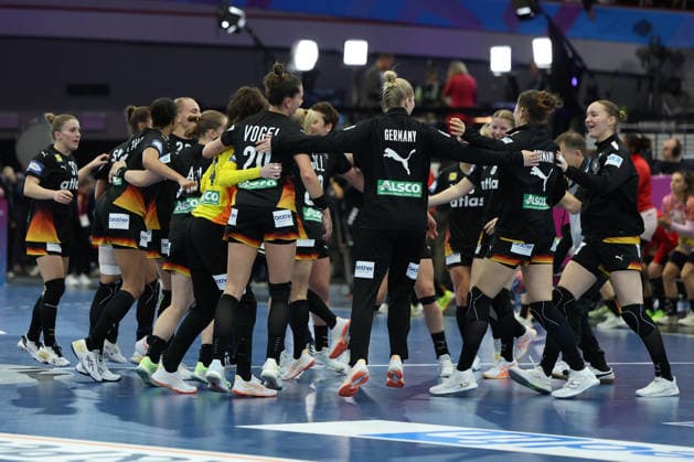 GER, Dortmund, 27th Wommen s World Championship, WM, Weltmeisterschaft 2025, Hauptrunde Main Round, Gruppe II 3. Runde: Spanien Spain (ESP) vs. Deutschland Germany (GER) 06.12.2025, Westfalenhalle, Dortmund, GER, Dortmund, 27th Wommen s World Championship 2025, Hauptrunde Main Round, Gruppe II 3. Runde: Spanien Spain (ESP) vs. Deutschland Germany (GER), im Bild: die deutschen Spielerinnen freuen sich ueber den Sieg
