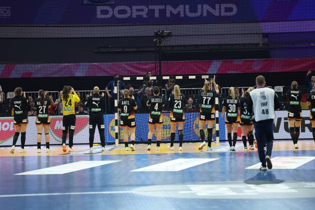 GER, Dortmund, 27th Wommen s World Championship, WM, Weltmeisterschaft 2025, Hauptrunde Main Round, Gruppe II 3. Runde: Spanien Spain (ESP) vs. Deutschland Germany (GER) 06.12.2025, Westfalenhalle, Dortmund, GER, Dortmund, 27th Wommen s World Championship 2025, Hauptrunde Main Round, Gruppe II 3. Runde: Spanien Spain (ESP) vs. Deutschland Germany (GER), im Bild: die deutschen Spielerinnen verabschieden sich von den Fans