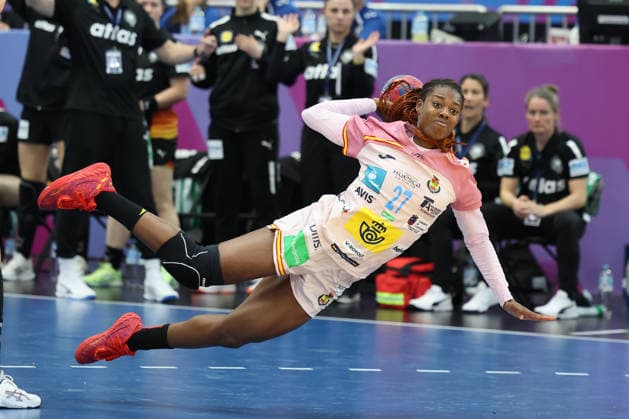GER, Dortmund, 27th Wommen s World Championship, WM, Weltmeisterschaft 2025, Hauptrunde Main Round, Gruppe II 3. Runde: Spanien Spain (ESP) vs. Deutschland Germany (GER) 06.12.2025, Westfalenhalle, Dortmund, GER, Dortmund, 27th Wommen s World Championship 2025, Hauptrunde Main Round, Gruppe II 3. Runde: Spanien Spain (ESP) vs. Deutschland Germany (GER), im Bild: Daniela Patricia SO DELGADO-PINTO (ESP 27), kommt frei zum Wurf Aimà e von Pereira (Ger 49), kann sie nicht stoppen