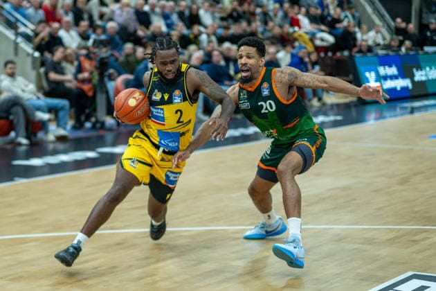 Traveon Buchanan (MHP RIESEN Ludwigsburg, 02), Urald King (VET-CONCEPT Gladiators Trier, 20), GER, MHP RIESEN Ludwigsburg vs. VET-CONCEPT Gladiators Trier, easycredit BBL, Basketball, Bundesliga, 9. Spieltag, Spielzeit 2025 2026, 06.12.2025, GER, MHP RIESEN Ludwigsburg vs. VET-CONCEPT Gladiators Trier, easycredit BBL, Basketball, Bundesliga, 9. Spieltag, Spielzeit 2025 2026, 06.12.2025 Ludwigsburg Copyright: xEibner-Pressefoto SaschaxWaltherx EP_EER