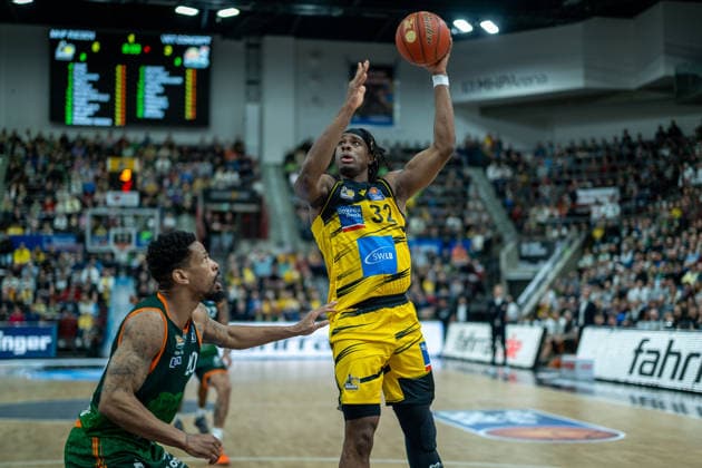 Urald King (VET-CONCEPT Gladiators Trier, 20), Keeshawn Kellman (MHP RIESEN Ludwigsburg, 32), GER, MHP RIESEN Ludwigsburg vs. VET-CONCEPT Gladiators Trier, easycredit BBL, Basketball, Bundesliga, 9. Spieltag, Spielzeit 2025 2026, 06.12.2025, GER, MHP RIESEN Ludwigsburg vs. VET-CONCEPT Gladiators Trier, easycredit BBL, Basketball, Bundesliga, 9. Spieltag, Spielzeit 2025 2026, 06.12.2025 Ludwigsburg Copyright: xEibner-Pressefoto SaschaxWaltherx EP_EER