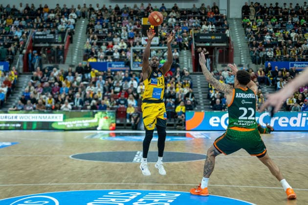Yorman Polas Bartolo (MHP RIESEN Ludwigsburg, 13), Nolan Adekunle (VET-CONCEPT Gladiators Trier, 22), GER, MHP RIESEN Ludwigsburg vs. VET-CONCEPT Gladiators Trier, easycredit BBL, Basketball, Bundesliga, 9. Spieltag, Spielzeit 2025 2026, 06.12.2025, GER, MHP RIESEN Ludwigsburg vs. VET-CONCEPT Gladiators Trier, easycredit BBL, Basketball, Bundesliga, 9. Spieltag, Spielzeit 2025 2026, 06.12.2025 Ludwigsburg Copyright: xEibner-Pressefoto SaschaxWaltherx EP_EER