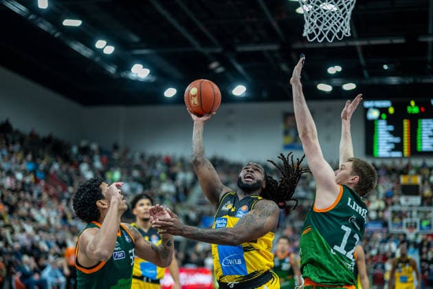 Eli Brooks (VET-CONCEPT Gladiators Trier, 55), Traveon Buchanan (MHP RIESEN Ludwigsburg, 02), Marten Linssen (VET-CONCEPT Gladiators Trier, 12), GER, MHP RIESEN Ludwigsburg vs. VET-CONCEPT Gladiators Trier, easycredit BBL, Basketball, Bundesliga, 9. Spieltag, Spielzeit 2025 2026, 06.12.2025, GER, MHP RIESEN Ludwigsburg vs. VET-CONCEPT Gladiators Trier, easycredit BBL, Basketball, Bundesliga, 9. Spieltag, Spielzeit 2025 2026, 06.12.2025 Ludwigsburg Copyright: xEibner-Pressefoto SaschaxWaltherx EP_EER