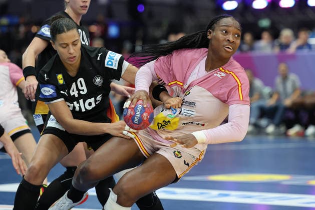 GER, Dortmund, 27th Wommen s World Championship, WM, Weltmeisterschaft 2025, Hauptrunde Main Round, Gruppe II 3. Runde: Spanien Spain (ESP) vs. Deutschland Germany (GER) 06.12.2025, Westfalenhalle, Dortmund, GER, Dortmund, 27th Wommen s World Championship 2025, Hauptrunde Main Round, Gruppe II 3. Runde: Spanien Spain (ESP) vs. Deutschland Germany (GER), im Bild: Lyndie TCHAPTCHET DEFO (ESP 68), im Zweikampf gegen Aimà e von Pereira (Ger 49),