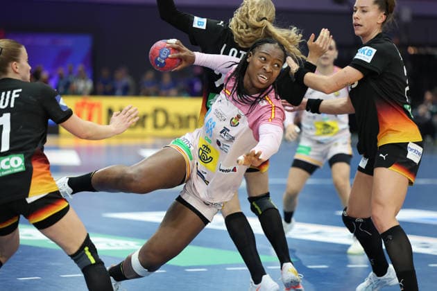 GER, Dortmund, 27th Wommen s World Championship, WM, Weltmeisterschaft 2025, Hauptrunde Main Round, Gruppe II 3. Runde: Spanien Spain (ESP) vs. Deutschland Germany (GER) 06.12.2025, Westfalenhalle, Dortmund, GER, Dortmund, 27th Wommen s World Championship 2025, Hauptrunde Main Round, Gruppe II 3. Runde: Spanien Spain (ESP) vs. Deutschland Germany (GER), im Bild: Lyndie TCHAPTCHET DEFO (ESP 68), im Zweikampf gegen Alexia Hauf (Ger 31),