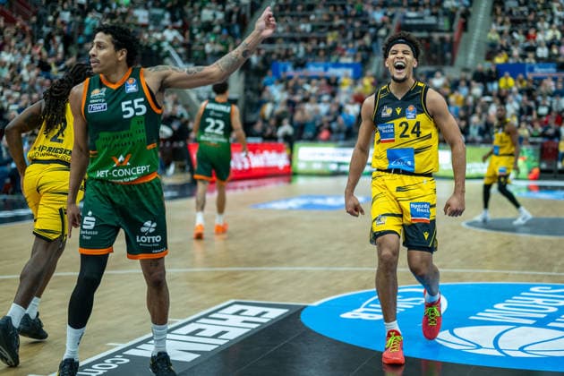 Eli Brooks (VET-CONCEPT Gladiators Trier, 55), Brandon Tischler (MHP RIESEN Ludwigsburg, 24), GER, MHP RIESEN Ludwigsburg vs. VET-CONCEPT Gladiators Trier, easycredit BBL, Basketball, Bundesliga, 9. Spieltag, Spielzeit 2025 2026, 06.12.2025, GER, MHP RIESEN Ludwigsburg vs. VET-CONCEPT Gladiators Trier, easycredit BBL, Basketball, Bundesliga, 9. Spieltag, Spielzeit 2025 2026, 06.12.2025 Ludwigsburg Copyright: xEibner-Pressefoto SaschaxWaltherx EP_EER